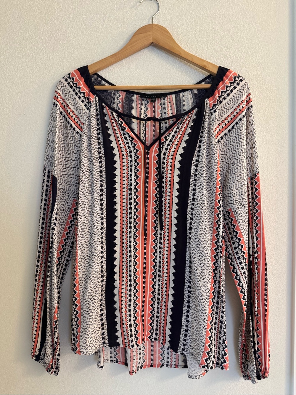 Sanctuary woman’s lightweight 100% rayon NWOT Patterned Blouse Top L